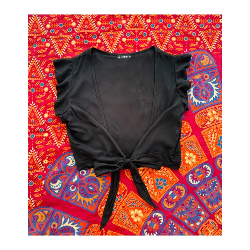 NEVER BEEN USED - Stylish black top🖤🖤